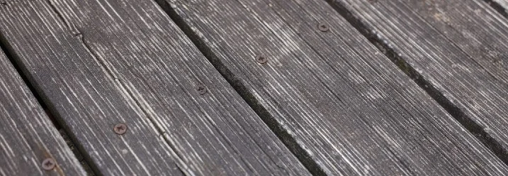Verwitterte Holzbretter mit Schrauben